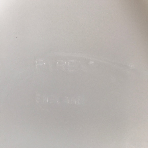 Pyrex triangle refrig dish - Picture 3 of 6